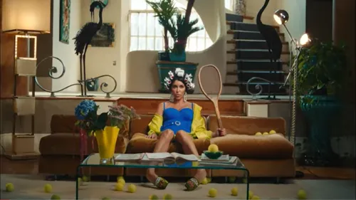 Jenifer sort son tout nouveau single "Sauve qui aime" 