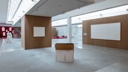 Un artiste devait exposer 70 000 euros de billets mais part avec...