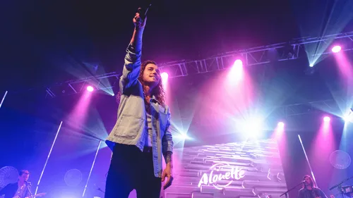 Revivez le concert privé Alouette de Julien Doré, Clara Luciani et...