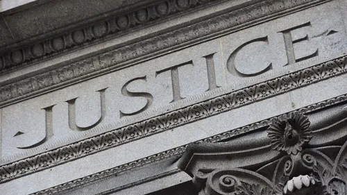 Série d'incendies de magasins de poêles à bois : 16 personnes mises...