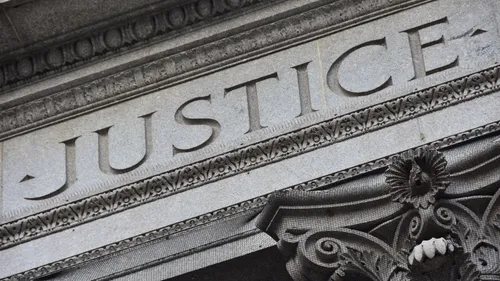 Après avoir échappé à la justice pendant des années, un homme jugé...