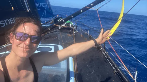Vendée Globe 2024-2025 : Justine Mettraux devient la navigatrice la...
