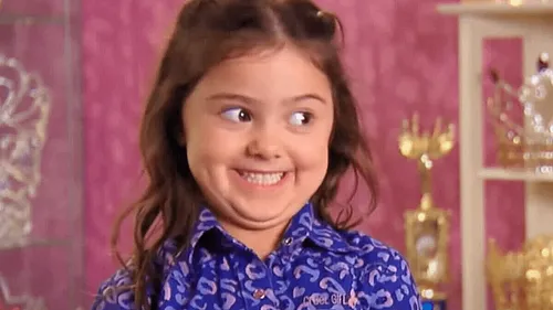 Kailia Posey, la petite fille au sourire devenu un mème, est...