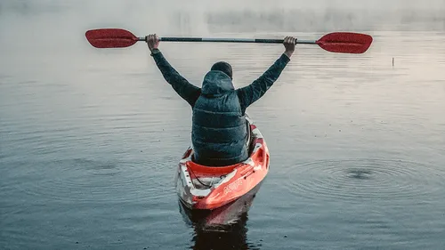Pour éviter un détour en voiture, il se rend au travail en kayak