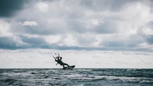 Bretagne : un kitesurfeur meurt après avoir été projeté contre une...