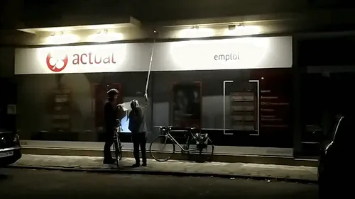 Nantes : des militants écologistes éteignent 80 enseignes du...