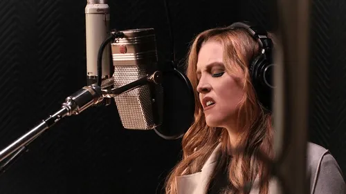 Décès de Lisa Marie Presley, fille unique du "King" Elvis