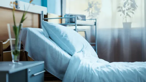 Dans son lit avec un oreiller sur le visage : la piste du meurtre...