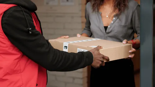 Les Français toujours attachés à la livraison de colis en point...