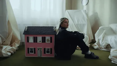 Louane dévoile le clip de "maman", sa chanson pour l'Eurovision !