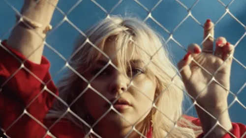 Louane dévoile le clip de son nouveau single "Tornade"