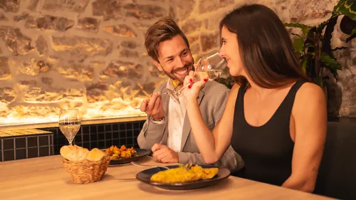 Vous lâchez votre téléphone pendant le repas, le restaurateur vous...