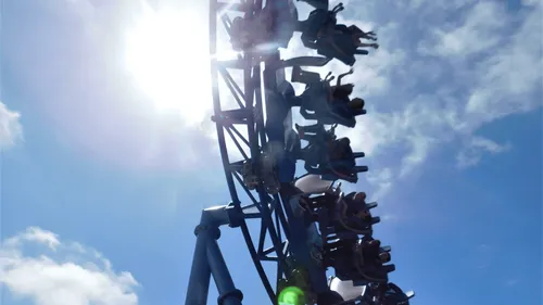 Le manège est en panne, les passagers restent trois heures la tête...