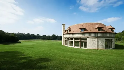 Le réalisateur Claude Lelouch met en vente son manoir pour financer...