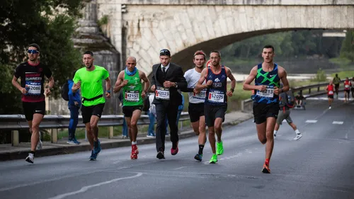 Marathon de Tours : un Angevin bat le record du monde… en costume