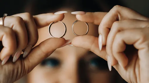 Elle découvre qu’elle est mariée par erreur à 2 hommes : son mari...