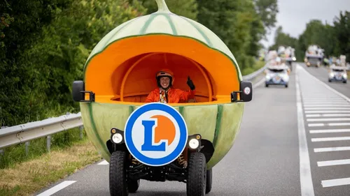 Être payé pour conduire le melon géant du Tour du France, c'est...