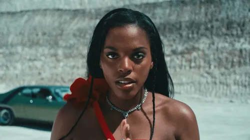 Mentissa se révolte dans le clip de "Mamma Mia"