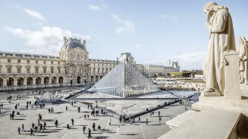 Casse spectaculaire au musée du Louvre : deux semaines après, deux...