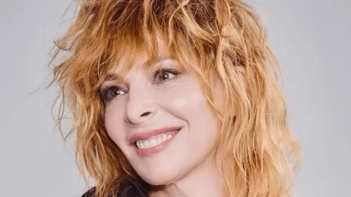 "C'est à qui le tour" : découvrez la nouvelle chanson de Mylène...