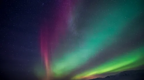 Des aurores boréales dans le ciel, conséquence d’une tempête solaire