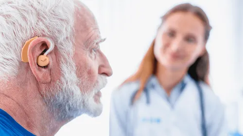 Il croyait être sourd, mais quelque chose était coincé dans son...