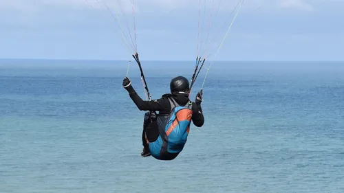 Vendée : un parapentiste chute d'une falaise