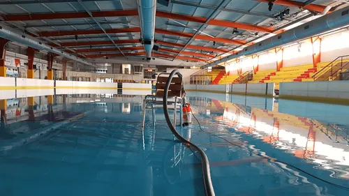 Sécheresse : à Niort, l'eau de la patinoire et des piscines arrose...