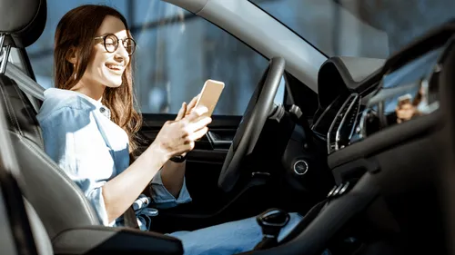 Le permis de conduire rangé dans le smartphone, c'est maintenant...