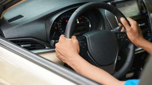 Il envoie son sosie pour passer le permis de conduire à sa place