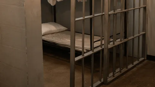 Il s'évade de prison par sa fenêtre alors qu'il avait un droit de...