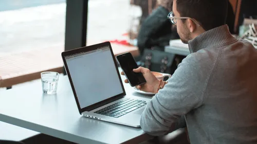 Pour éviter de travailler, il appelle son propre numéro pendant 55...