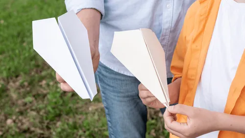 Tentez de devenir le champion du monde de lancer d’avions en papier !