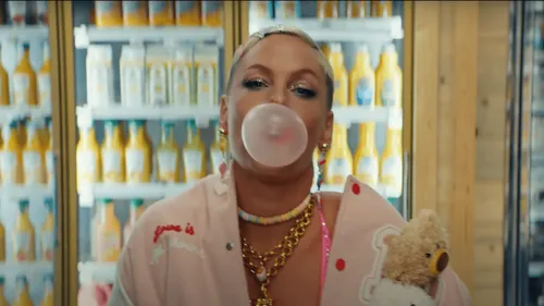 Pink reçoit des cendres funéraires en plein concert