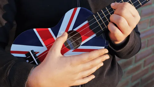 Notre playlist 100% British à l’occasion du couronnement de Charles...