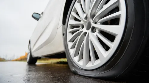 Bretagne : un policier municipal crevait les pneus des voitures