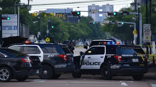 Trois enfants abandonnés avec le cadavre de leur frère dans une...