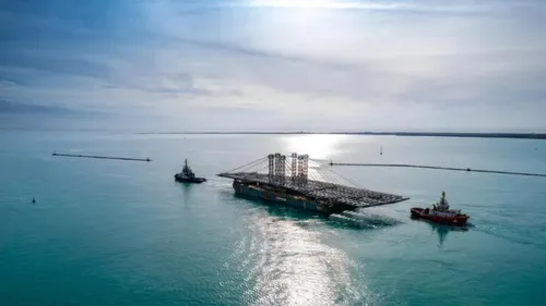 Le tablier du pont Anne de Bretagne à Nantes arrive au port de...