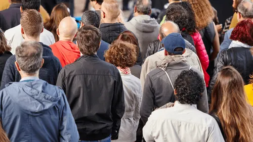 De plus en plus de Français, mais de moins en moins de bébés