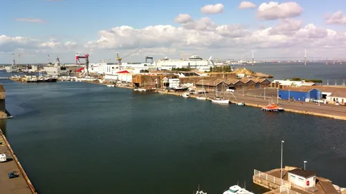 Le port de Nantes - Saint-Nazaire en grève contre la réforme des...