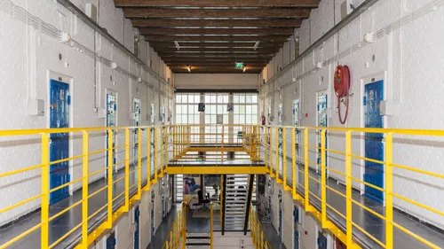 Ils fournissaient des téléphones portables et de la drogue à des...