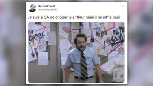 Un professeur tente de retrouver son élève siffleur !