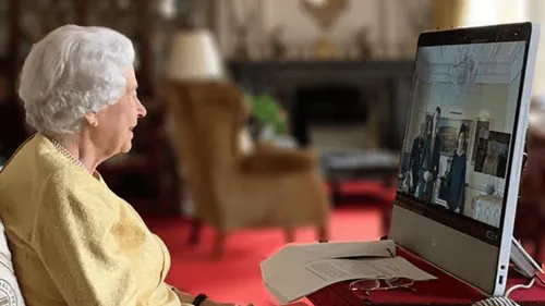 La reine Elizabeth II reprend ses engagements officiels après avoir...