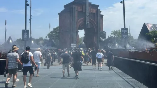 Les festivaliers du Hellfest dans une ambiance bouillante !