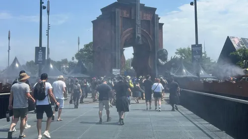Les festivaliers du Hellfest dans une ambiance bouillante !