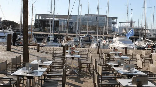 Un patron ferme son restaurant et emmène son personnel voir la...