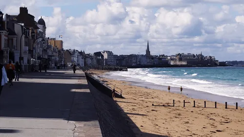 Saint-Malo : un homme en fauteuil roulant se blesse en dévalant la...
