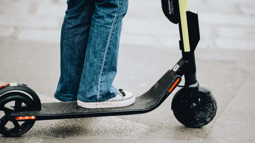 Il circule en trottinette sur l'autoroute