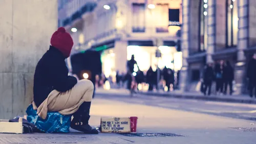 Sans-abri : le gouvernement annonce une réforme de l'hébergement...