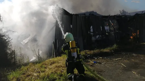 Laval : un important incendie d'entrepôt mobilise les pompiers